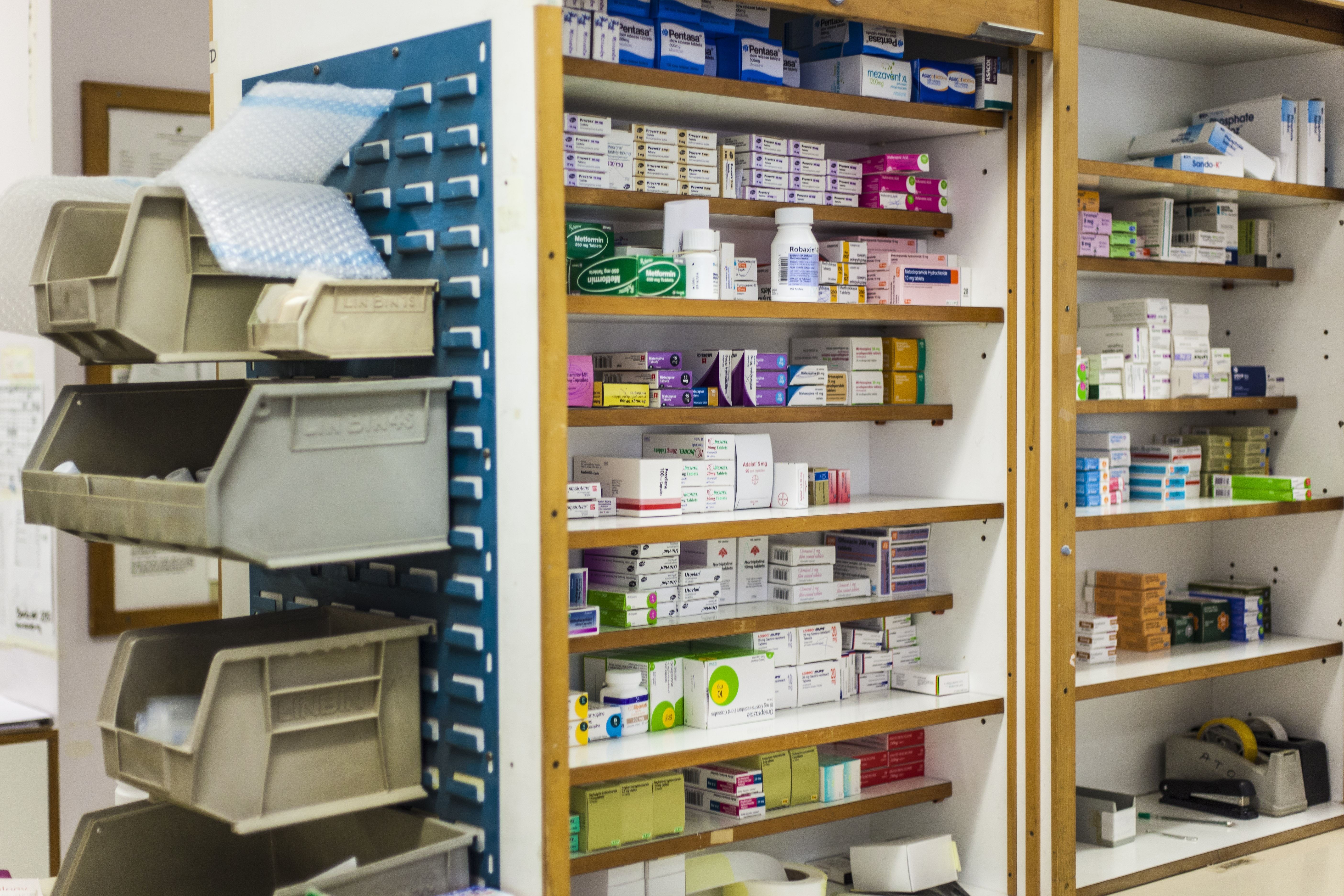 Estanterías de una farmacia. Foto: Pxhere.