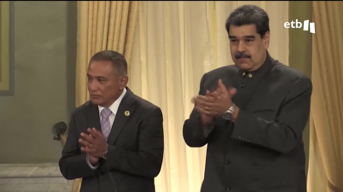 Nicolas Maduro eskuinean, opozizioarekin bildu ostean.