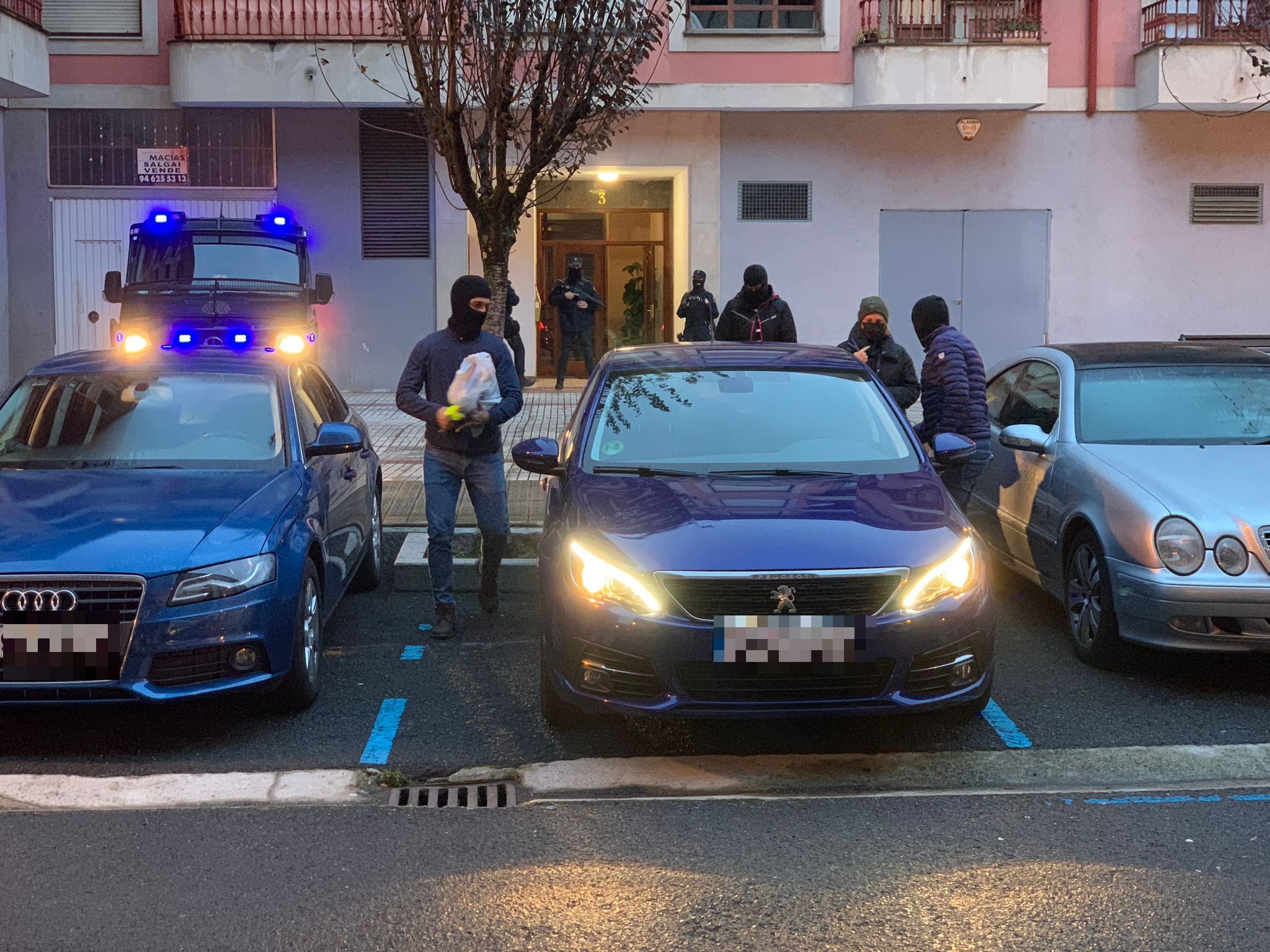 Espainiako Poliziaren agenteak, gaur operazioan.