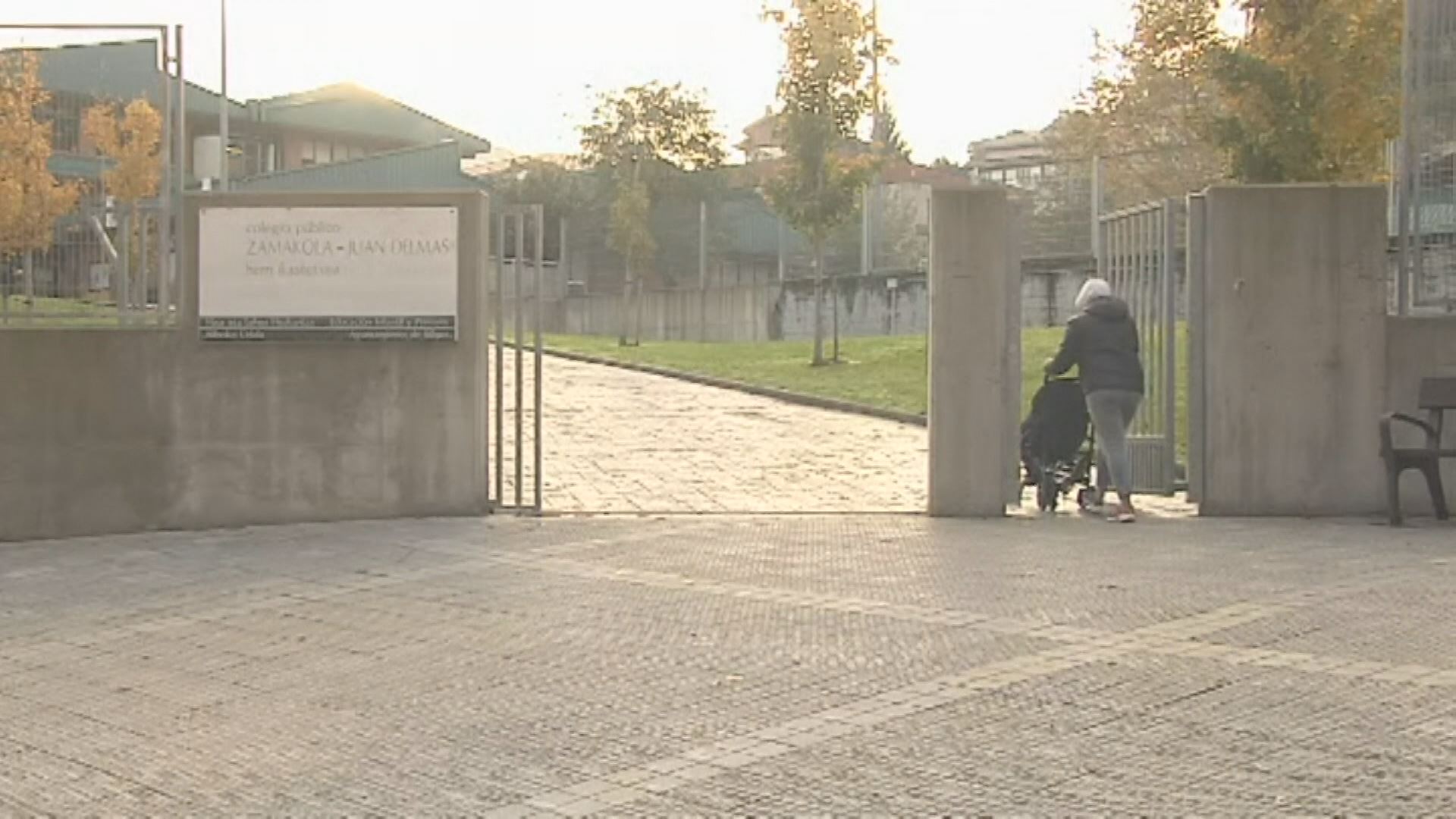 Entrada de un colegio público. Imagen obtenida de un vídeo de EITB Media.