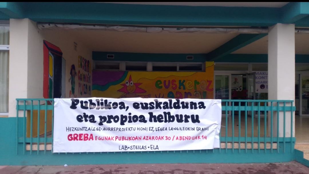 Un pancarta a favor de la huelga en el colegio público Inazio Zubizarreta de Igorre.