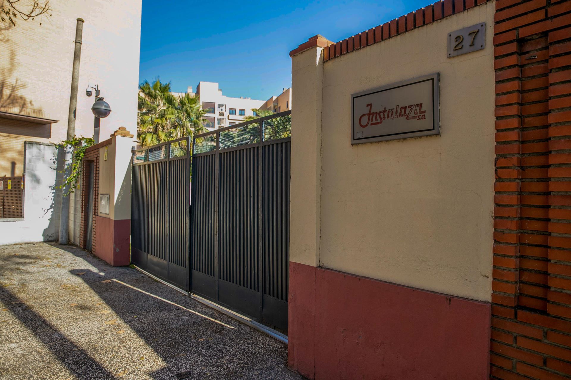 Exterior de la empresa zaragozana Instalaza, que ha recibido uno de los sobres. Foto: EFE