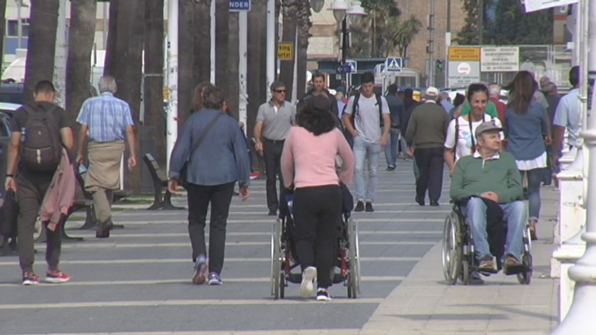 Gente en la calle. Imagen obtenida de un vídeo de EITB Media.