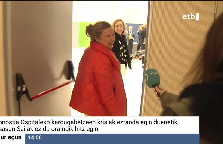 Gotzone Sagardui Osasun sailburuak gaur bertan ekitaldi publiko batean parte hartu du, eta gaiaz galdetu zaion arren ez du hitz egin. Itziar Perez Donostia Ospitaleko zuzendari gerentea eta Idoia Gurrutxaga zuzendari medikuaren kargugabetzeek haserrea piztu dute zenbait zerbitzubururen artean.