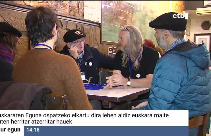 Jatorri kanpotarra duten eta gurean bizi diren gizon-emakume hauek lehen aldiz elkar ezagutu dira. Euskaraz hitzegiteak mundu berri bat zabaldu die guztiei. Datorren urtean elkarte modura ospatu nahiko lukete Euskararen Eguna.