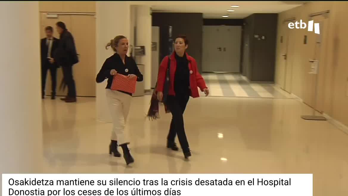 La consejera de Salud ha participado en un acto público, pero sigue sin responder a preguntas sobre el tema. Los ceses de la gerente y la directora médica de la OSI Donostialdea han creado mucho malestar entre los jefes de servicio.