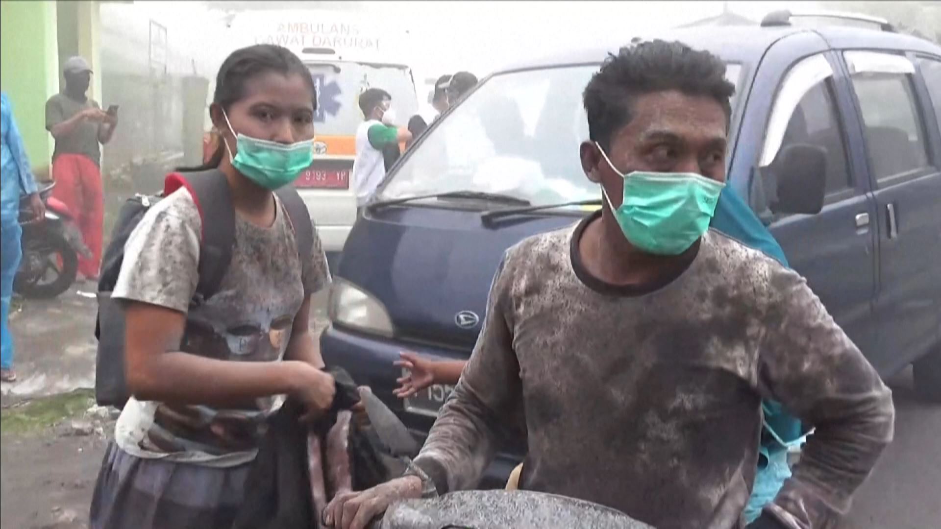 Alerta máxima por la erupción del volcán Semeru