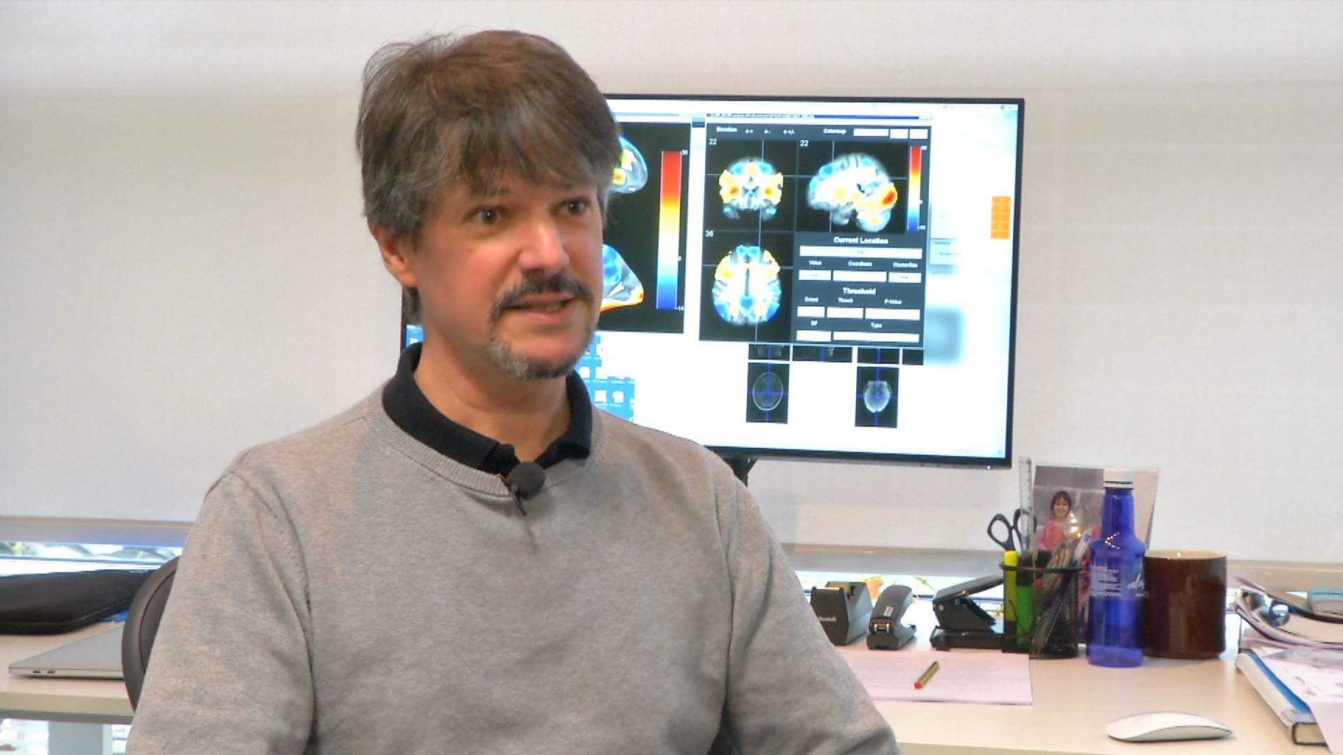 El investigador del BCBL, Kepa Paz Alonso, en su despacho del BCBL.