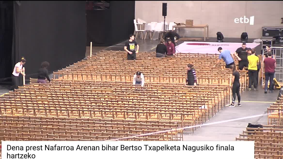 Iruñeko Nafarroa Arenan azken ukituak ematen ari dizkiote muntaiari, biharko finalean lehiatuko diren bertsolariak eta milaka bertsozale hartzeko.