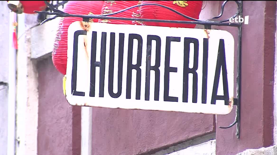 Mañuetako txurreria sanferminetan soilik izan ohi da zabalik, baina gaur Iruñean aukera izan dute bertako txurroak dastatzeko, horren 150. urteurrena dela eta.