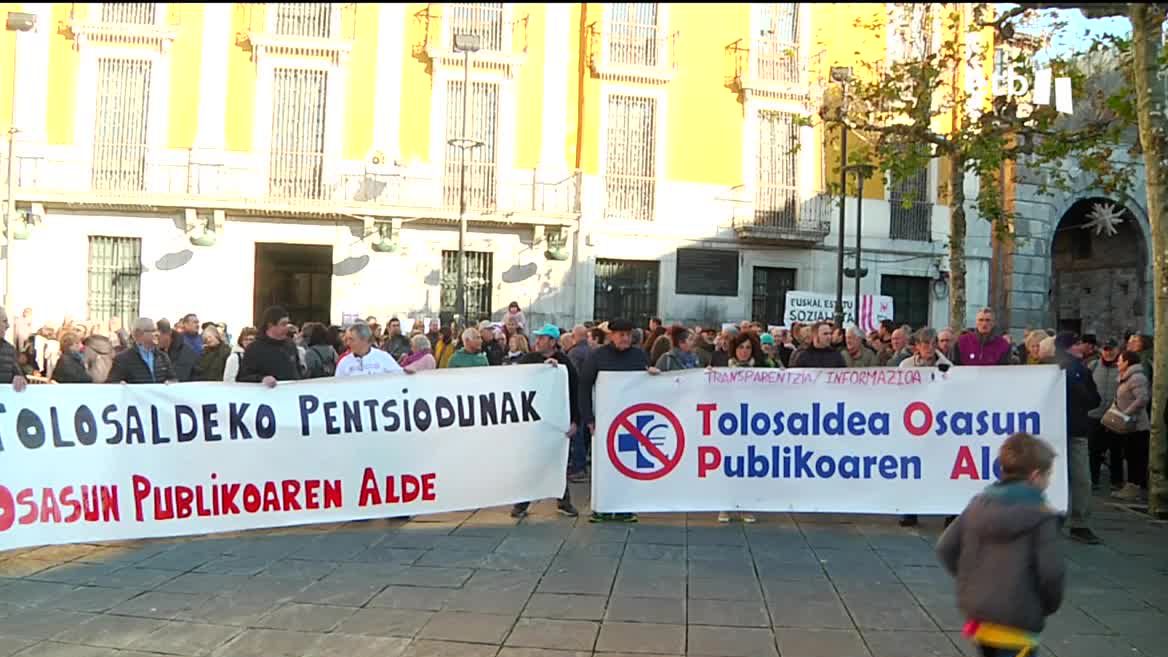 Cientos de personas se han reunido en Tolosa para pedir la construcción de un hospital público. Tras años de espera, se teme que el futuro centro no tenga planta de hospitalización quirúrgica . Denuncian que Tolosaldea tiene peor atención sanitaria que otras comarcas.