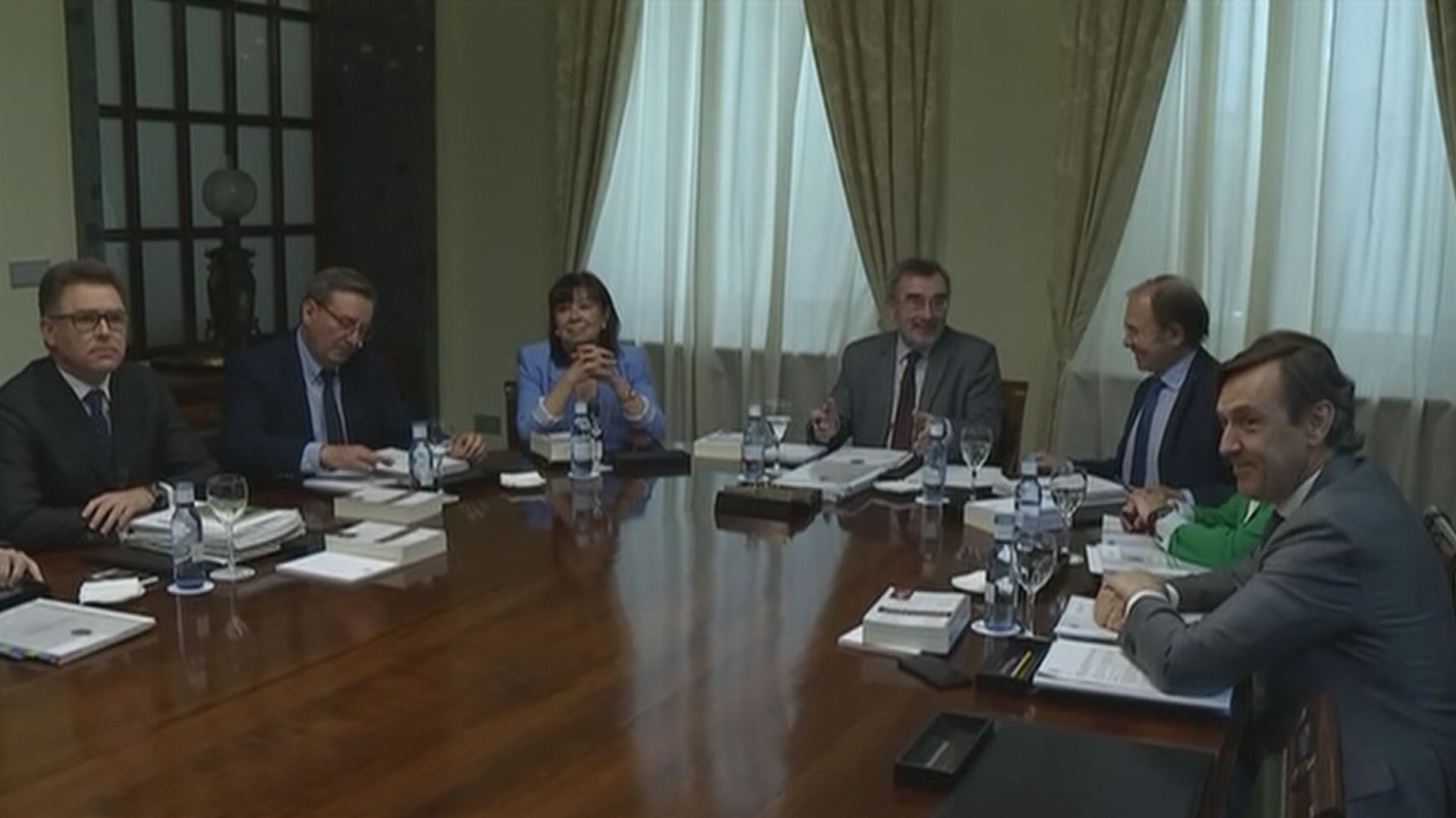 Senatuko mahaia. Agentzietako bideo batetik ateratako irudia.