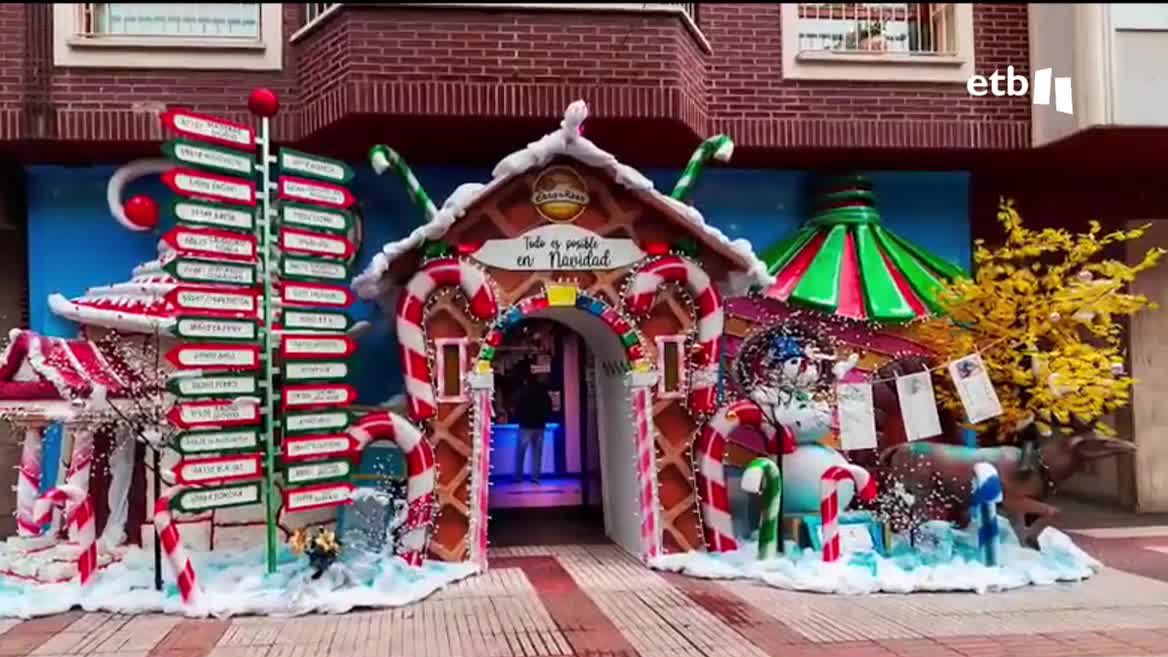 La administración, situada en la localidad alavesa, ha querido festejar un aniversario tan especial con una decoración navideña que intenta llamar a la suerte para este jueves, día en que llega la lotería de Navidad. Cientos de personas se han hecho una foto ante la Casa de Resa.