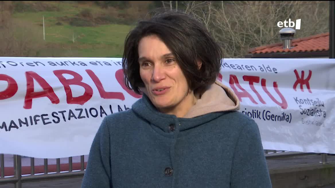 Ukrainako gerra hasi eta hiru egunera atxilotu zuten Pablo Gonzalez euskal kazetaria, eta ordutik espetxean dago Polonian, espioitza akusazio pean. Datorren urtarrilean berrikusiko dute kasua. Haren familiarekin izan gara eta, beste behin, informazio falta salatu dute.