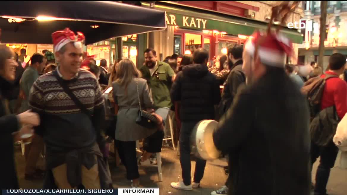 Mientras unos preparan la cena, otros están en el tradicional poteo previo. Nos hemos acercado a Bilbao, San Sebastián y Pamplona para ver el ambiente que se ha vivido allí.