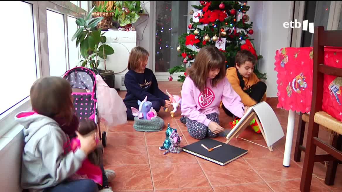 Ander, Maialen, Anna y Bika, disfrutan de sus regalos.