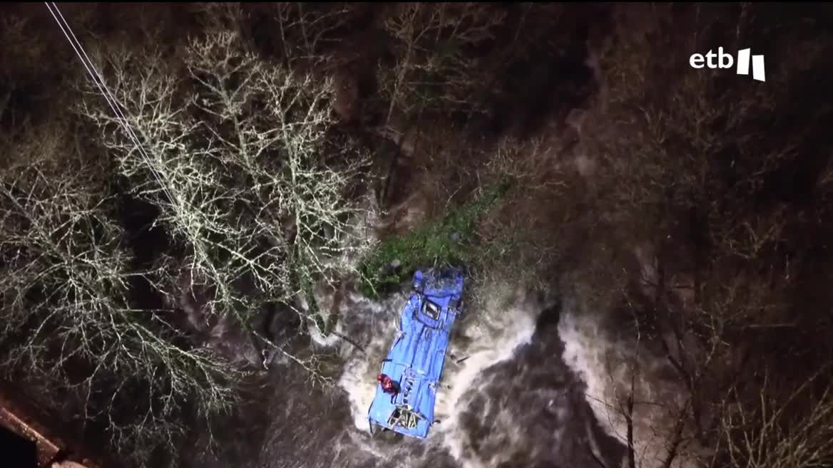 El autobús en el rio.