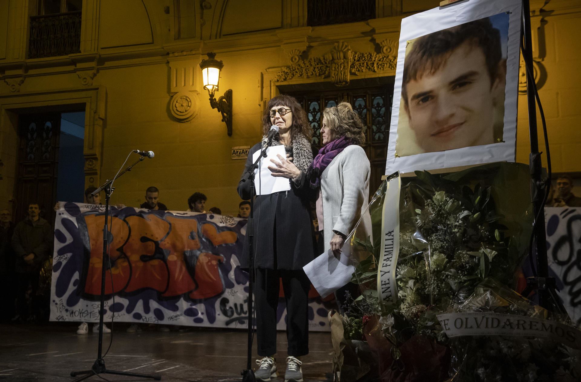 La madre de Lukas Agirre en el acto de Hernani (Gipuzkoa). Foto: EFE