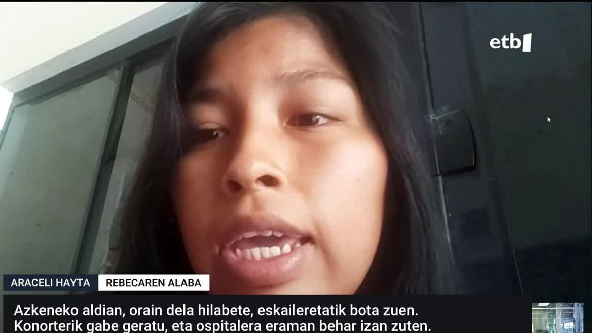 Rebeca Huaytaren hilketa matxistagatik atxilotutako gizonak, bikotekideak, Deustuko komisarian jarraitzen du. Uste da gaur igaroko dela epailearen aurretik eta, bitartean, Ertzaintzak ikertzen jarraitzen du. ETBk Bolivian bizi den Rebecaren alabarekin hitz du.