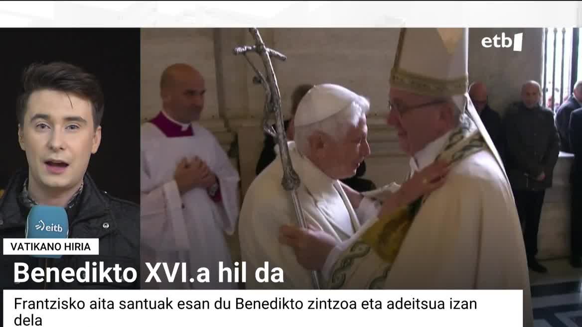 Larunbat honetan hil da Benedikto XVI.a aita santu emeritua, eta esker oneko hitzak eskaini dizkio egungo aita santuak. Andoni Calvo EITBko berriemaile berezia, zuzenean, Vatikanotik.