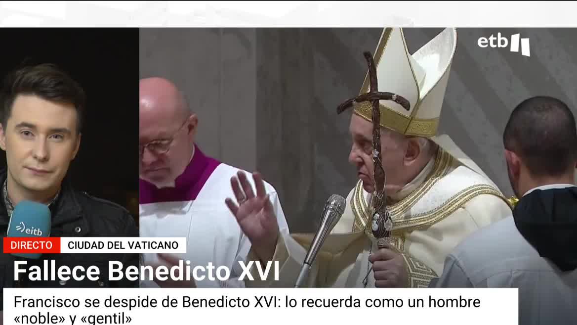 El papa Francisco ha tenido palabras de agradecimiento y recuerdo hacia el recién fallecido papa emérito Benedicto XVI. Informa desde la Ciudad del Vaticano el enviado especial de EITB, Andoni Calvo.