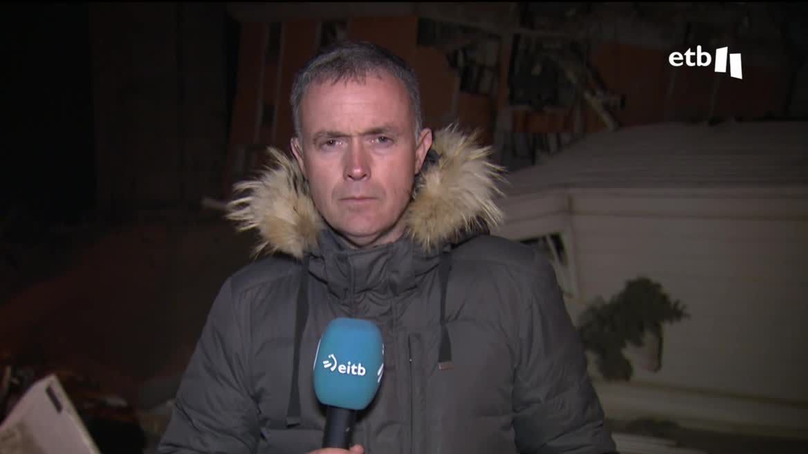 El número de fallecidos, que aumenta sin cesar, asciende a más de 19.000. Los voluntarios reparten comida y ropa en los campamentos y el polideportivo de Kahramamaras está siendo utilizado como morgue, y las excavadoras para cavar tumbas.