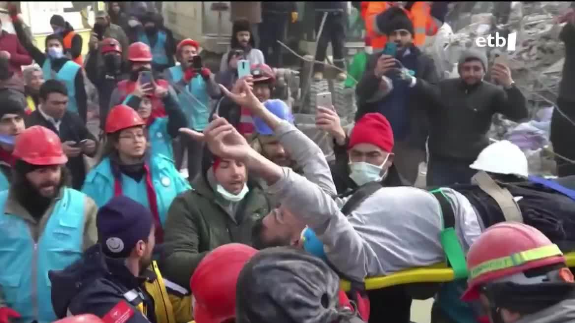 27 urteko emakume gazte batek 110 ordu egin ditu bere etxeko hondakinen azpian, eta bizirik erreskatatu dute. 107 ordu egin ditu beste emakume batek. Ahmed 5 urteko mutiko siriarrak familia osoa galdu du. Haren gurasoak eta hiru anai-arrebak hil dira lurrikaran.