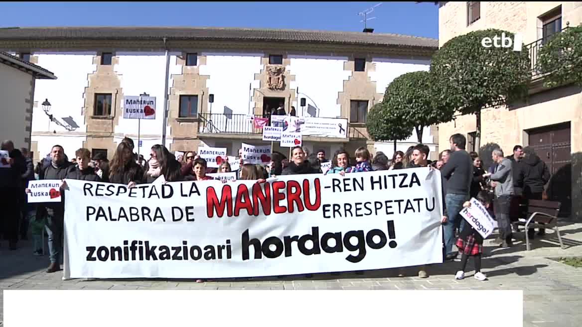 Udalak eremu ez-euskaldunetik eremu mistora igarotzeko eskatu eta Foru Parlamentuak eskaera atzera bota ondoren, kalera atera dira beste behin mañeruarrak. Izan ere, besteak beste, eskola itxi eta seme-alabak beste herri batzuetara bidali behar izan dituztela salatu dute, euskaraz ikasi ahal dezaten