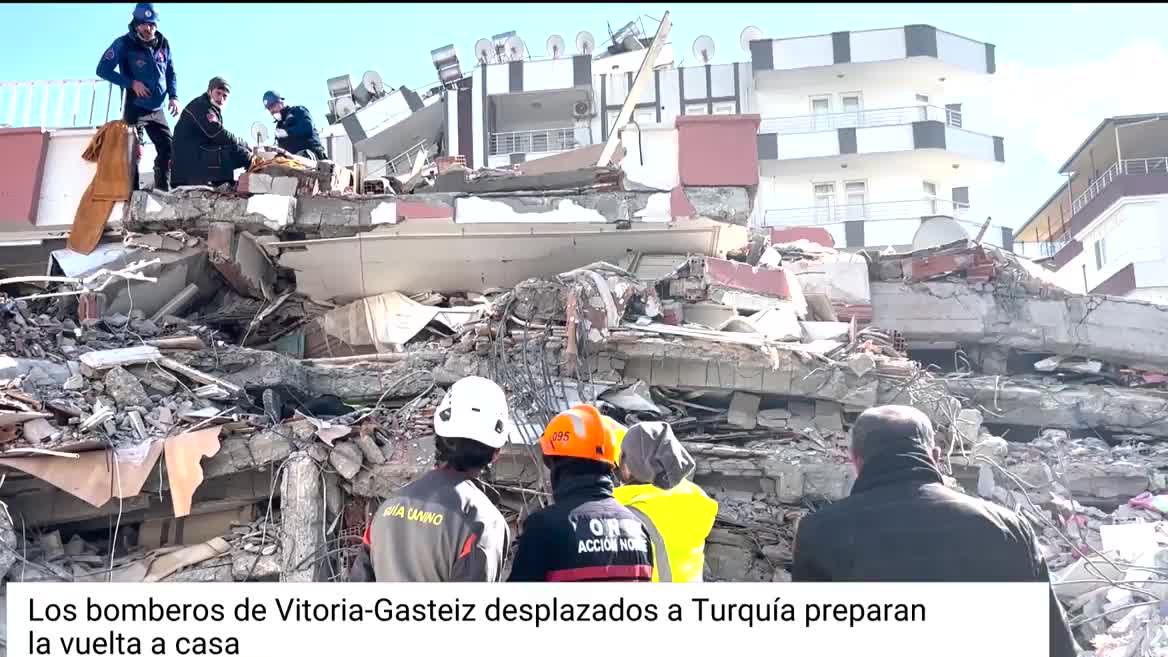 Se han dado por terminadas las operaciones de rescate en varias zonas de Turquía y Siria, y se ha iniciado la fase de ayuda a los supervivientes. Los bomberos de Gasteiz que han estadotrabajado en la ciudad de Admayan, se dirigen ya a Ankara y de allí al País Vasco.