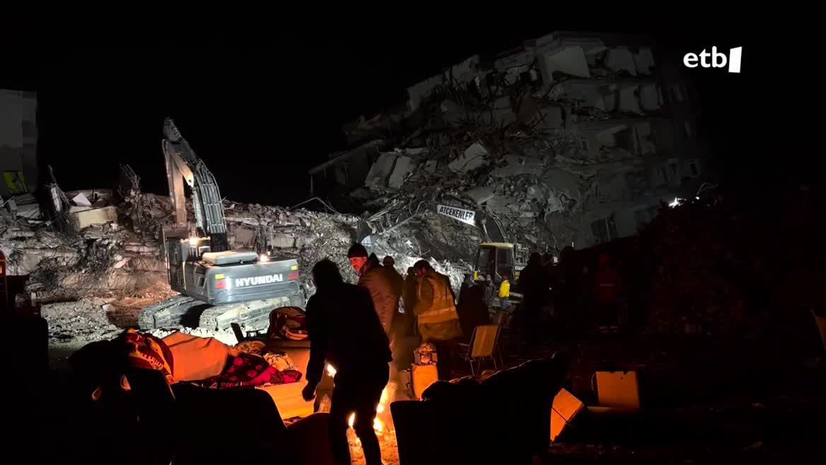 Hondakinak bildu eta ingurua berreraikitzea dute orain erronka Turkian, zero gunean bereiziki, Hatay eskualdean, Turkia eta Siria arteko mugan. Bertan txikizioa izugarria da eta herritar gehienak ezer gabe geratu dira, kale gorrian.