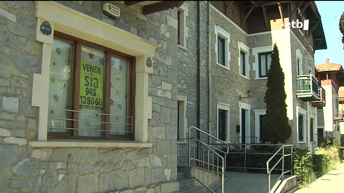 La baja tasa de natalidad y otras causas han obligado a la guardería Haurrak de Vitoria-Gasteiz a cerrar sus puertas y, el edificio está a la venta. Construida en 1930, tiene una larga e interesante historia a sus espaldas. Primero acogió la ikastola clandestina Olabide y luego fue guardería.