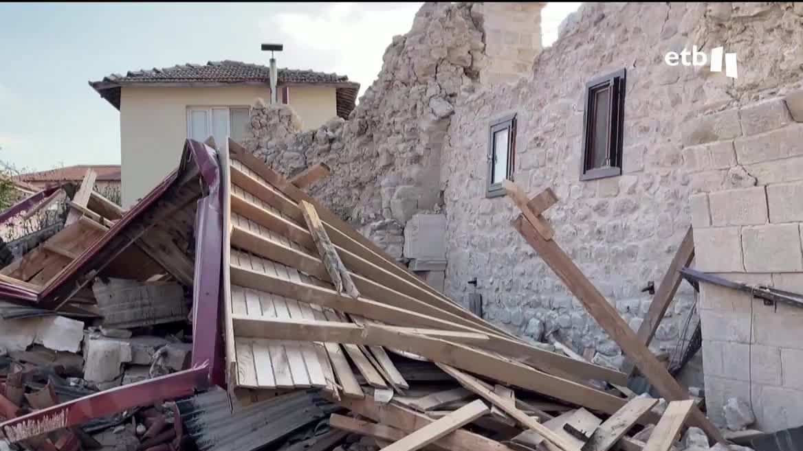 Según los últimos datos, las víctimas mortales de los terremotos han ascendido ya a 39 000, mientras que hay más de 85 000 heridos. El Gobierno turco ha dicho que investigará cómo estaban construidas las infraestructuras. Por el momento hay 14 detenidos, entre ellos, los constructores.