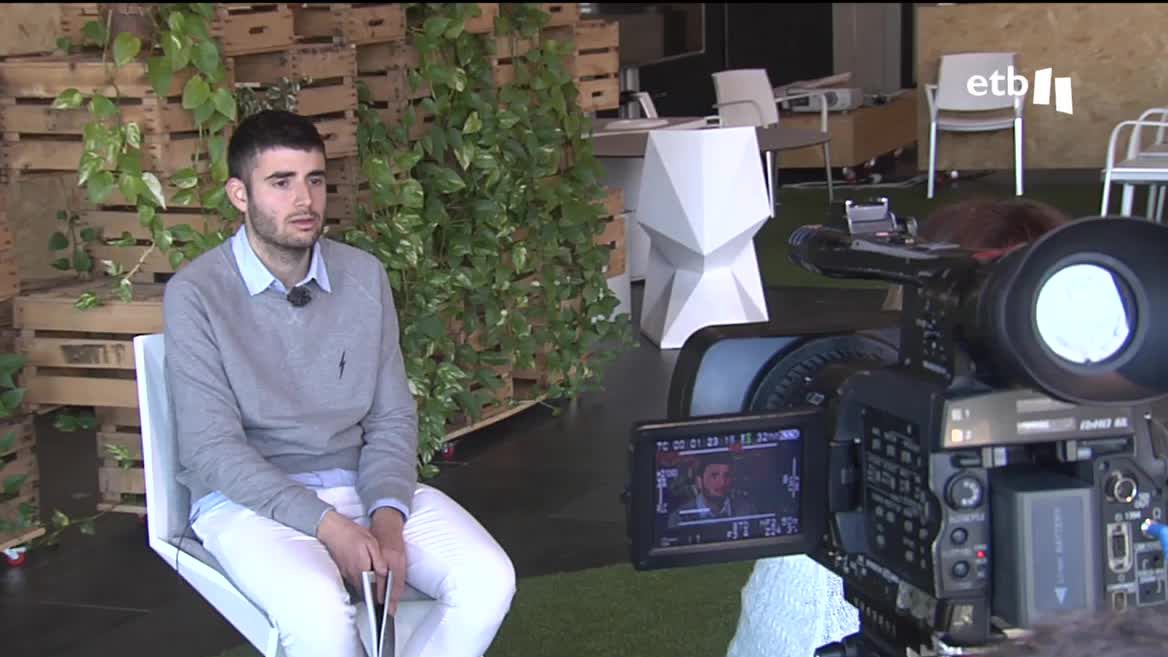 La víctima de abusos sexuales del caso Gaztelueta ha acudido en Bilbao para la inauguración de la exposición "Shame" en el Museo del Arte Sacro.