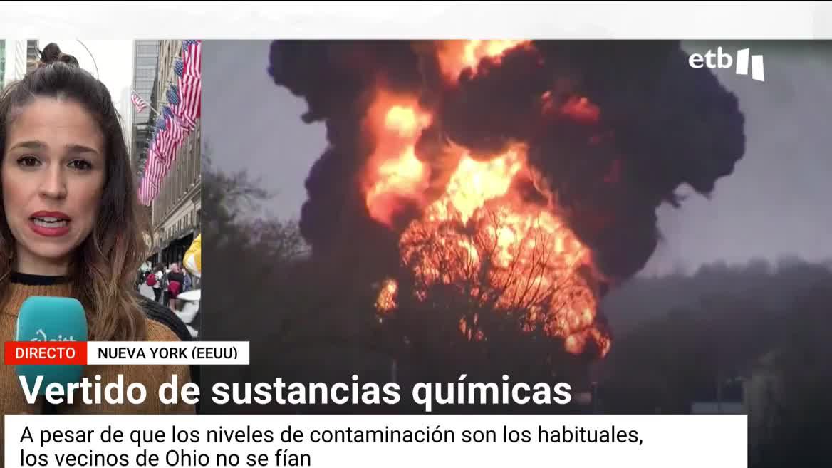 El descarrilamiento y posterior incendio de un tren que transportaba material tóxico ha causado una catástrofe medioambiental cuya magnitud aún no está clara.