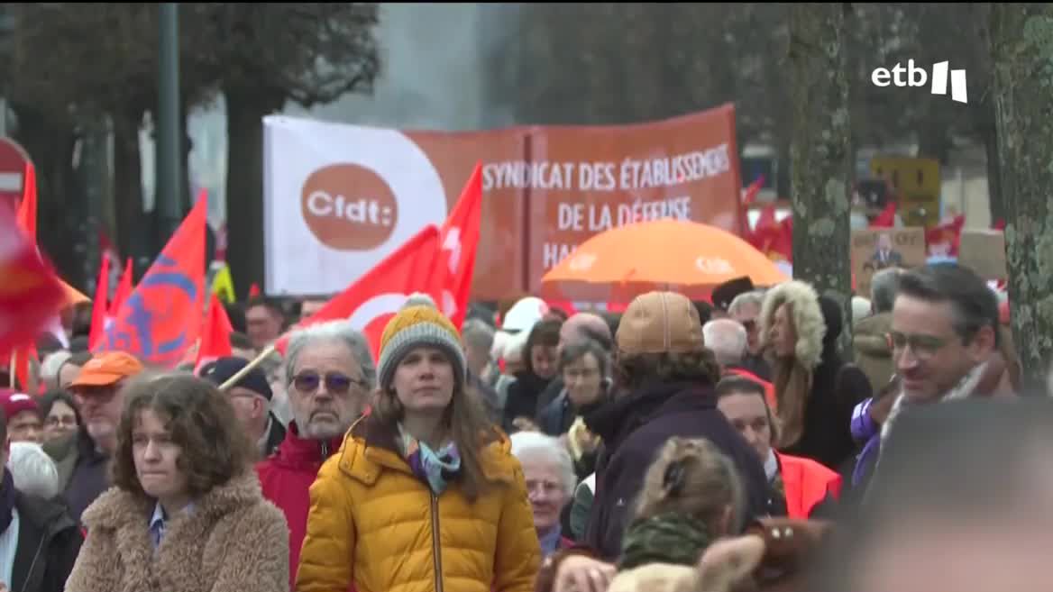 Miles de personas han salido este jueves a las calles de la principales ciudades del Estado francés para protestar, por quinta vez, contra la reforma de las pensiones impulsada por el Gobierno de Macron, en una jornada que sin embargo ha contado con menor seguimiento que anteriores paros.