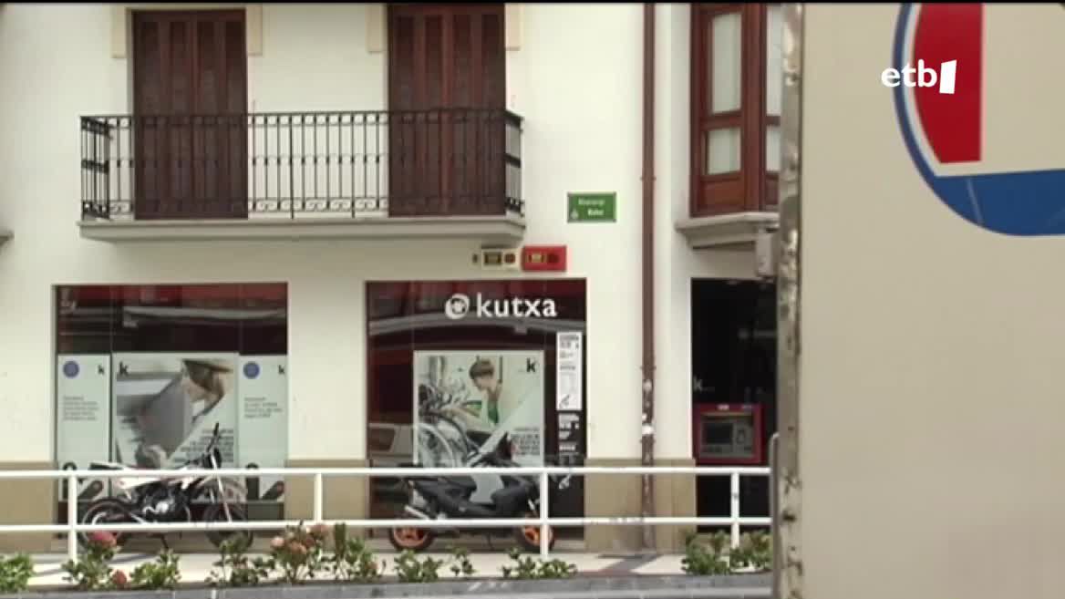 Errekurtsoa aurkezten duen hirugarren bankua da. Aldez aurretik, Bankinterrek eta Abanca bankuek eta AEB eta CECA patronalek ere egin dute. Zergak desabantailan jartzen dituela salatu du Kutxabankek.