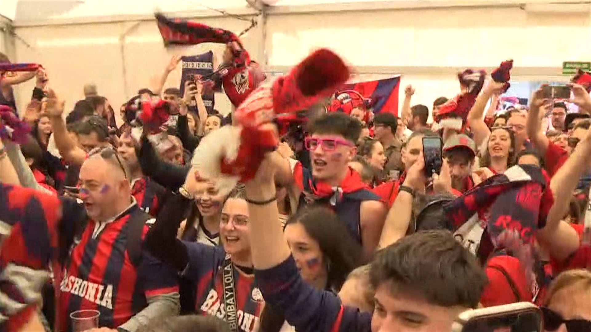 20230217162313_aficionados-del-baskonia-en-badalona_