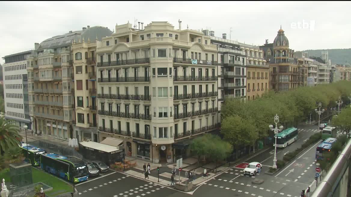 Euskadin, bataz beste, 700 euro balio du etxe bat alokatzeak. Bilbon hamaika etxe daude alokairuan 700 euroren azpitik. Gasteizen bi etxe bakarrik topatu ditugu 700 euro edo gutxiagoan. Donostian etxe bat bera ere ezinda alokatu 700 euro baino gutxiagogatik.