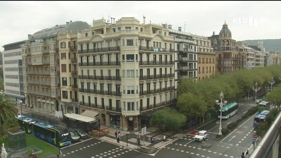 Alquilar una casa en la CAV cuesta de media 700 euros. En Bilbao hay tan solo once pisos en alquiler por menos de 700 euros. En Vitoria-Gasteiz tan solo estám disponibles dos casa por 700 euros o menos. En Donostia, el piso más barato en alquiler cuesta 800 euros.