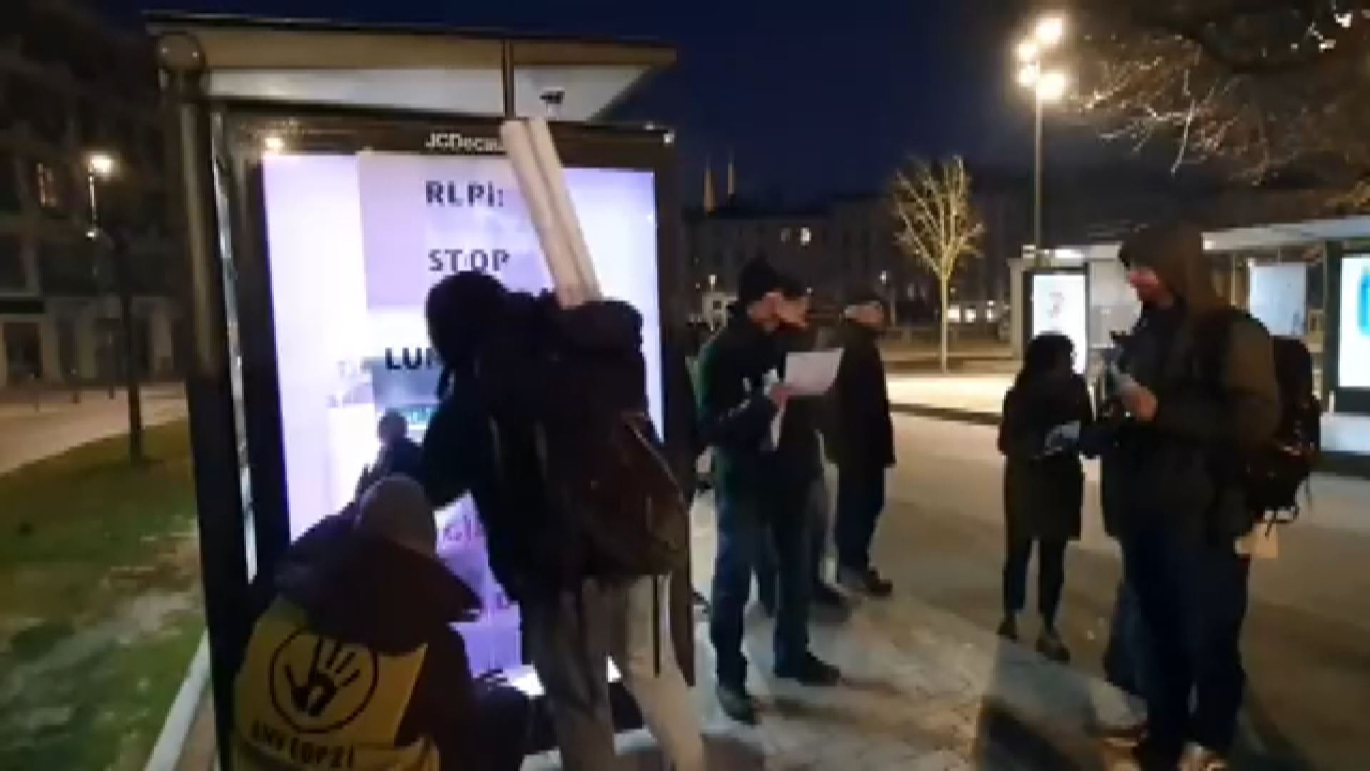 20230218095606_mugi-iparralde-protesta-publizitate-pantailak_