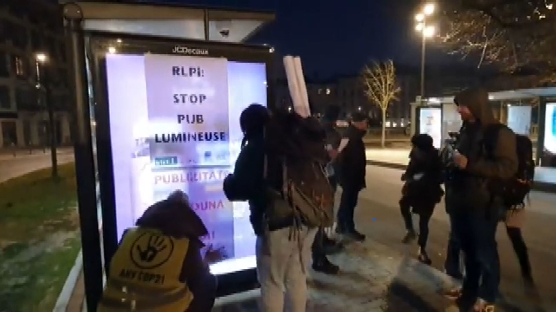 20230218100724_iparralde-bizi-protesta-publizitate-pantailak_