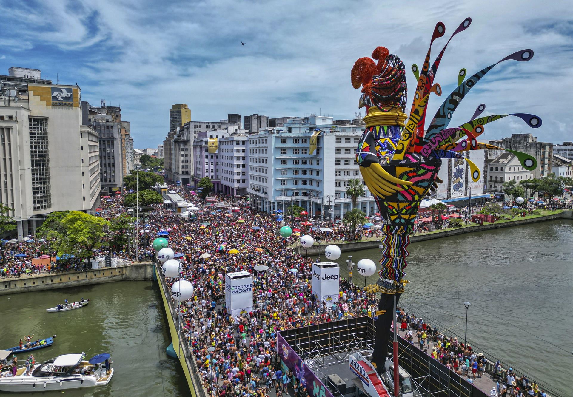 Carnaval-comparsa-galo-da-madrugada-Recife-Brasil-EFE