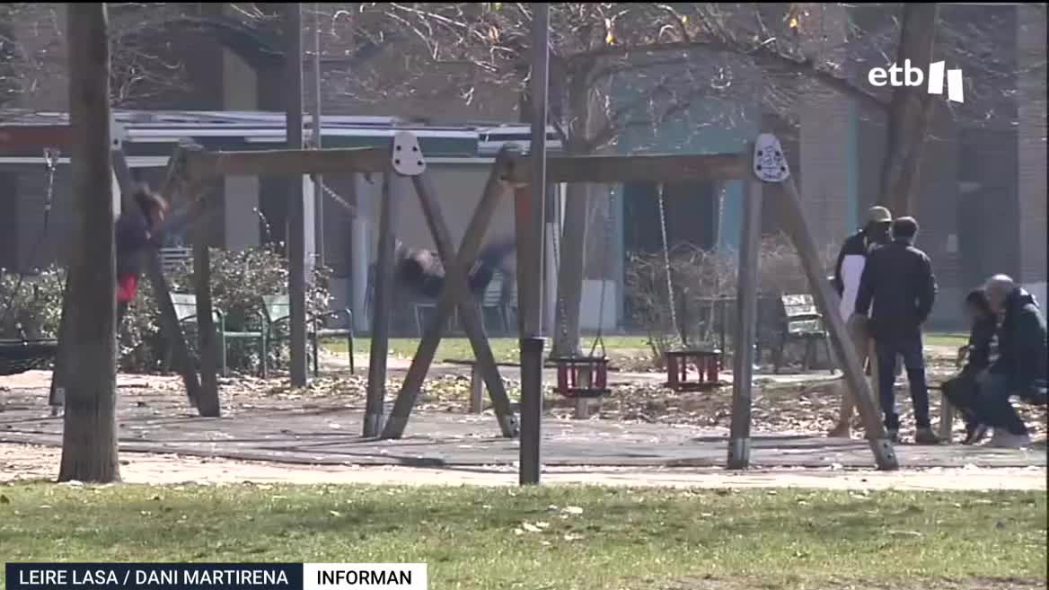 Lo cogió en brazos en el barrio de Arrotxapea, pero su hermano mayor y sus amigos consiguieron impedir que se lo llevara. La Policía Municipal investiga el suceso.