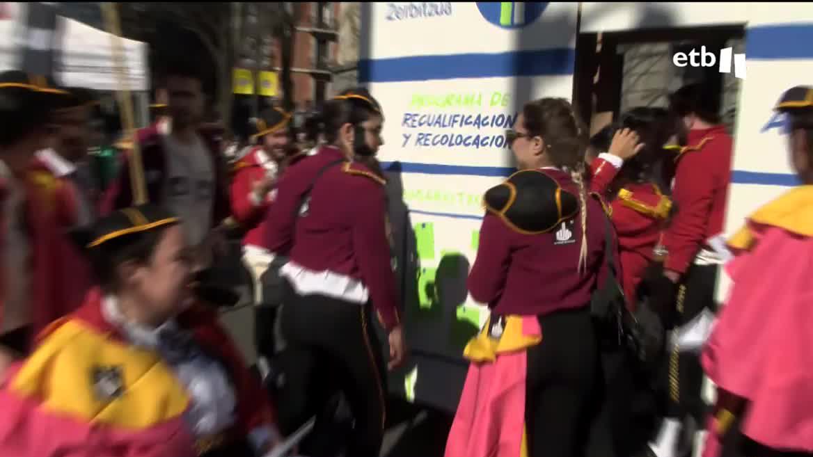 Acompañados de un espléndido tiempo primaveral, Farolín y Zarambolas en Bilbao, la diosa Momo en Donostia y los Pintores en Vitoria-Gasteiz han disfrutado junto con niños y mayores del gran ambiente carnavalero, repleto de color, disfraces y sonrisas.