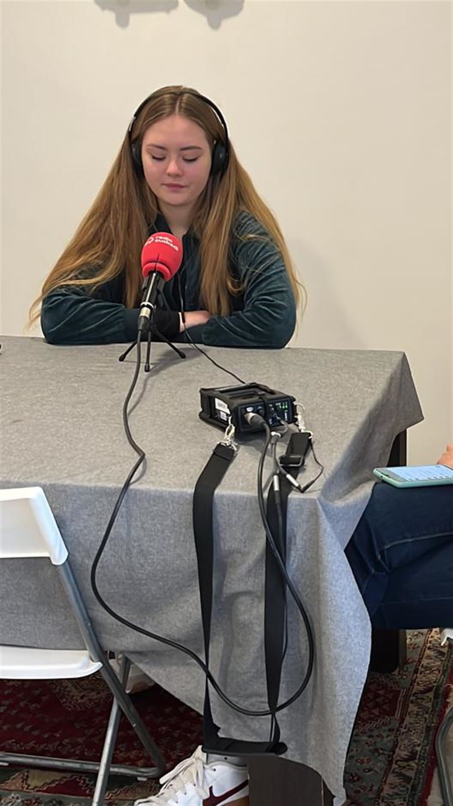 Anhelina, irratiaren beste aldetik aita entzuten ari dela.