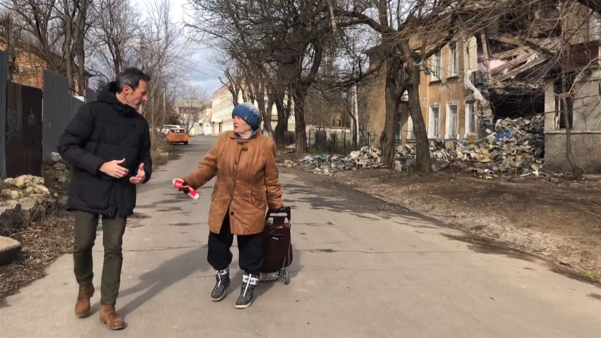 20230220143014_mikel-reparaz-mykolaiv-hirian-jarraitzen-duen-emakume-batekin_