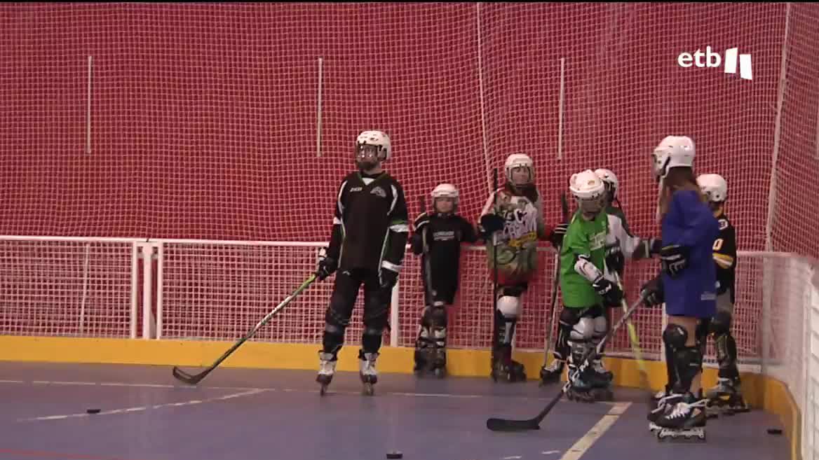 Vitoria-Gasteiz cuenta con 5 equipos, 350 personas practicantes y una sola cancha de hockey línea. El 12 de marzo han convocado una concentración y pronto esperan reunirse con el departamento de Deporte para buscar una solución.