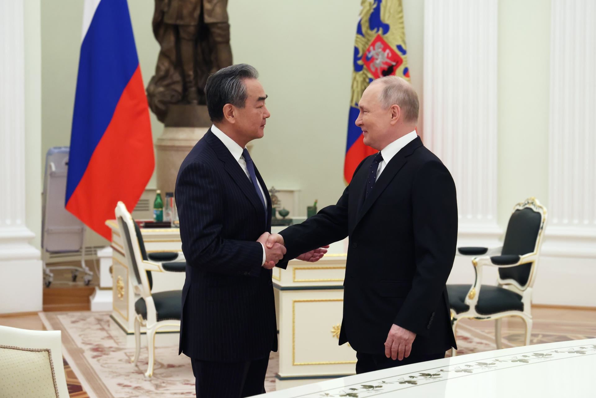 vladimir-putin-china-yang-yi-reunion-efe