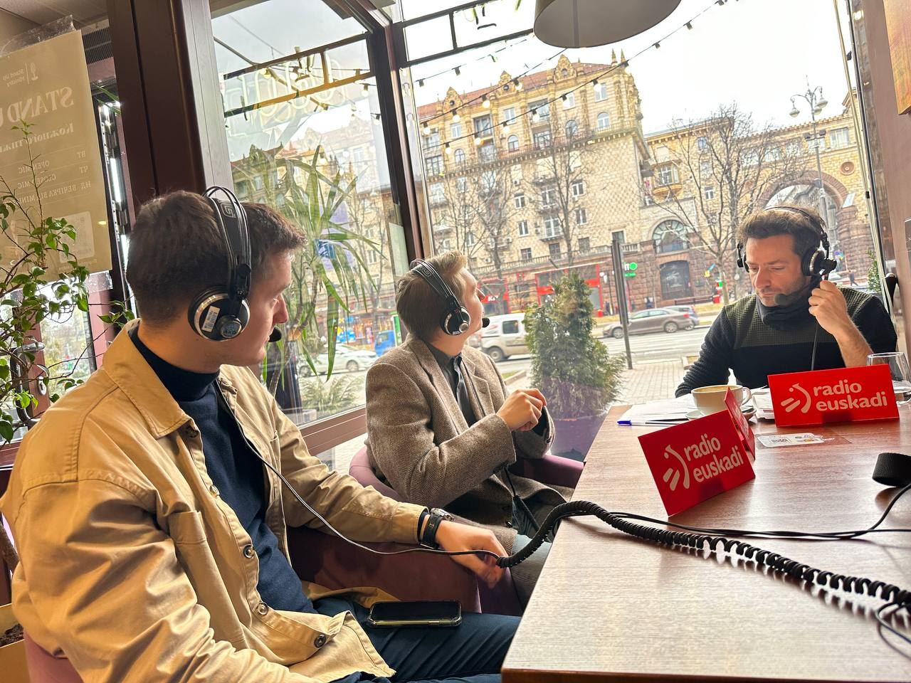 Oleksandr Slyvchuk y Oleksii Otkydach con Ramsden. Foto: EITB Media