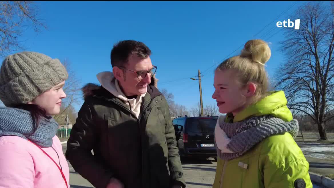 Asteasun egindako egonaldietatik ezagutzen genituen Diana eta Snezhana. Rusakin bizi dira biak, eta gerra hasi zenetik ez dira bertatik atera. Besarkada hunkigarria eman digute.